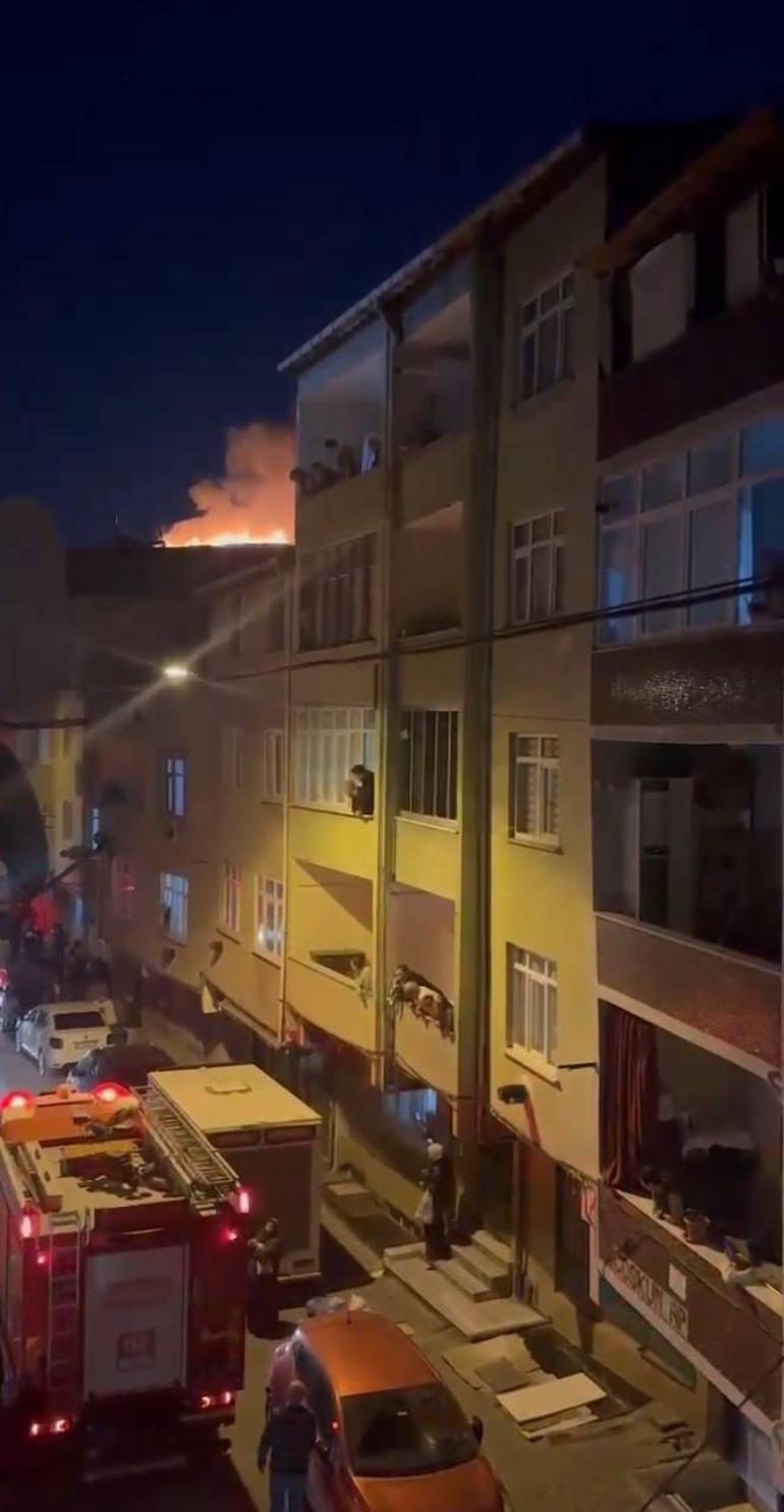 Esenler’de 4 katlı binanın çatısındaki yangın söndürüldü