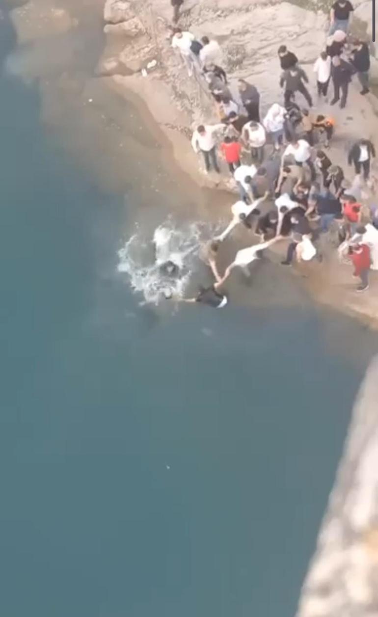 Boğulma tehlikesi geçirenler insan zinciri oluşturularak kurtarıldı; o anlar kamerada