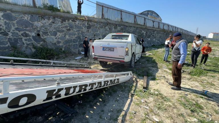 Avcılarda sürücüsünün hakimiyetini kaybettiği kamyonet arsaya düştü