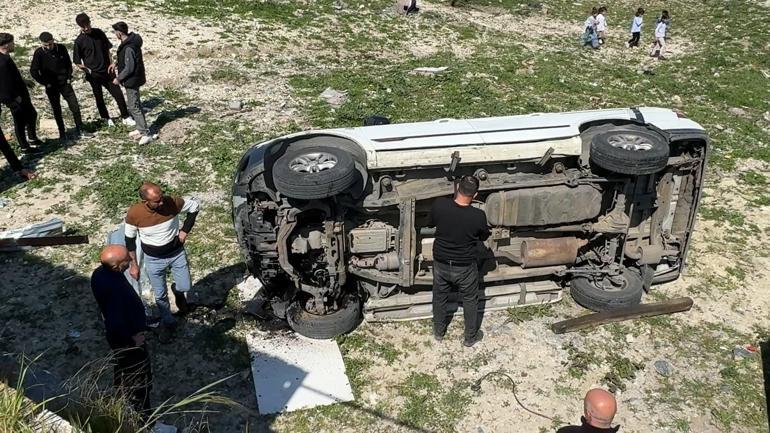 Avcılarda sürücüsünün hakimiyetini kaybettiği kamyonet arsaya düştü