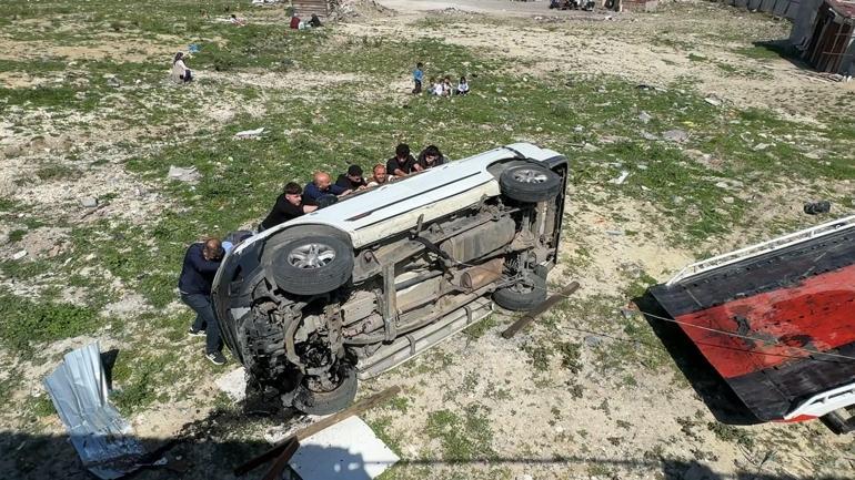 Avcılarda sürücüsünün hakimiyetini kaybettiği kamyonet arsaya düştü