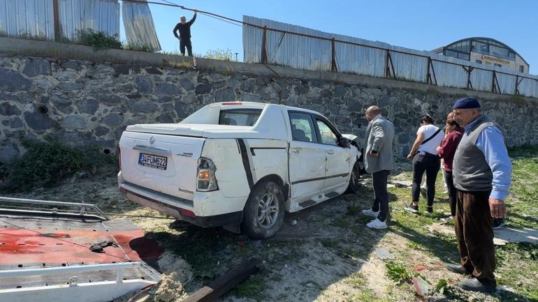 Avcılarda sürücüsünün hakimiyetini kaybettiği kamyonet arsaya düştü