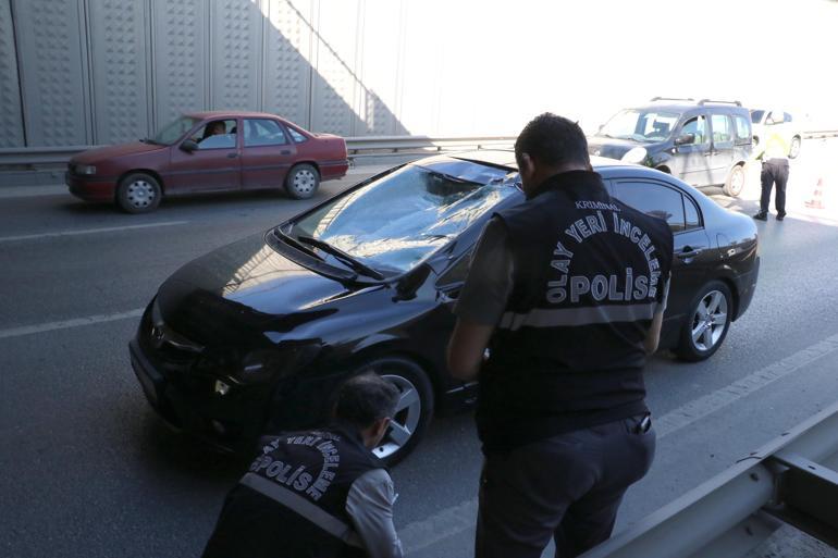 Polisten kaçarken üst geçitten atladı, otomobilin üzerine düştü