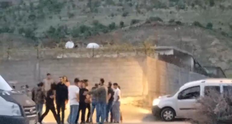 Diyarbakır’da aileler arasında taşlı sopalı kavga kamerada: 2’si çocuk, 5 yaralı