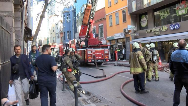 Karaköy’de ayakkabı deposunda yangın