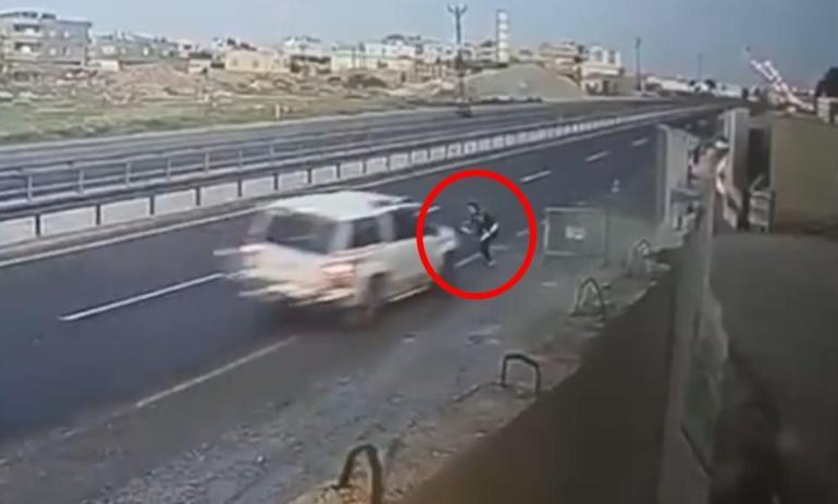 Dur ihtarına uymayan sürücü, yola kapan atan polise otomobiliyle çarpıp yaraladı