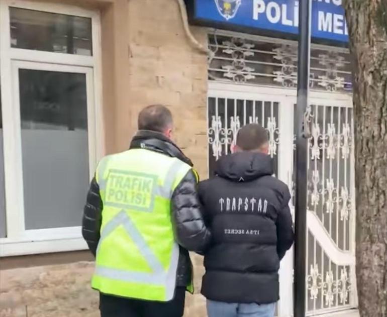 Tek teker üstünde giden motosiklet sürücüsüne ceza uygulanıp ehliyetine 2 süreyle el konuldu