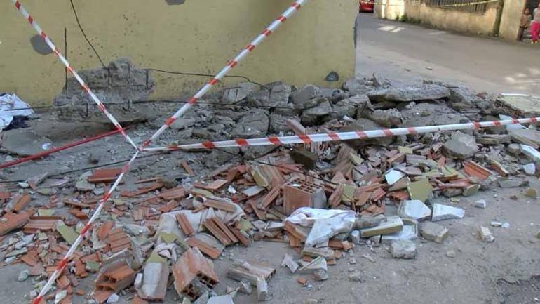 Pendik’te 5 katlı binanın 1inci katında balkon çöktü