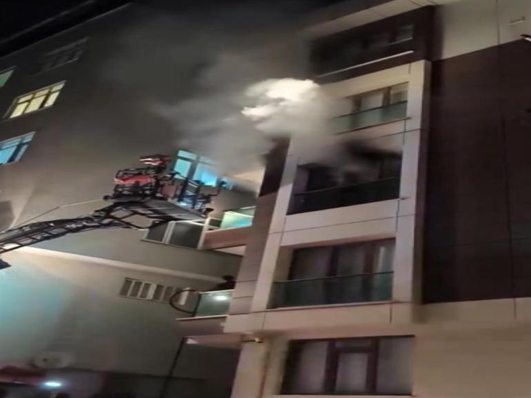 Kağıthanede prizden çıkan yangın daireyi küle çevirdi