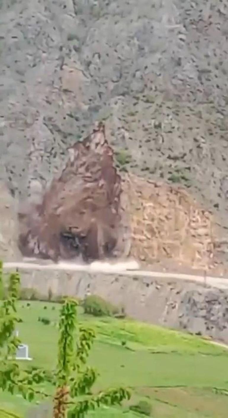 Gümüşhane-Tirebolu karayolunda heyelan yolu kapattı; o anlar kamerada