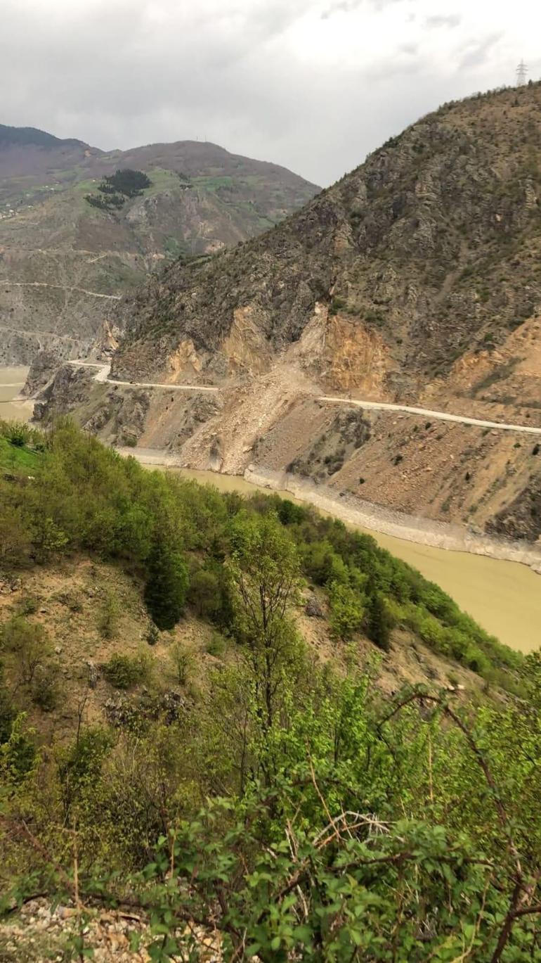 Gümüşhane-Tirebolu karayolunda heyelan yolu kapattı; o anlar kamerada