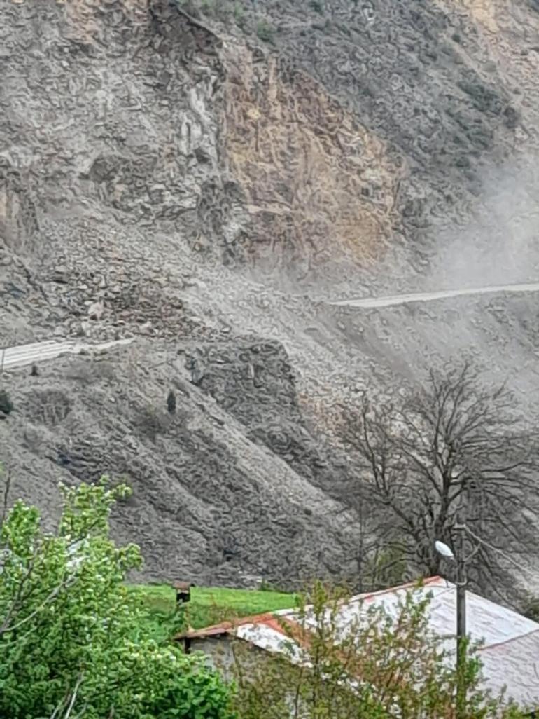 Gümüşhane-Tirebolu karayolunda heyelan yolu kapattı; o anlar kamerada