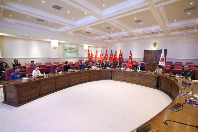 Bakan Güler, şehit ve gazi çocuklarıyla bir araya geldi