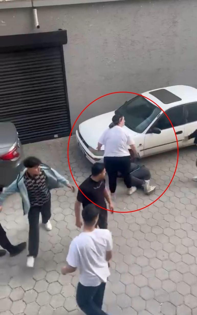 Sokakta darbedilen kişiyi gören genç kızın saldırganlara tepkisi kamerada