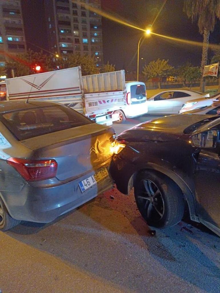 Motosikletli saldırganlar, kırmızı ışıkta bekleyen sürücüyü vurdu: 1 yaralı
