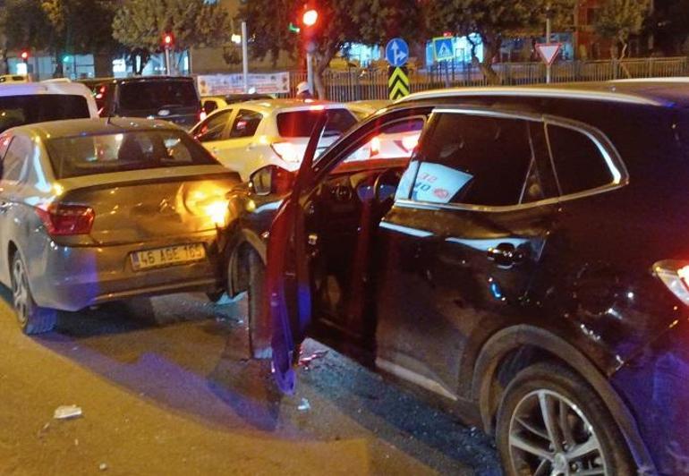 Motosikletli saldırganlar, kırmızı ışıkta bekleyen sürücüyü vurdu: 1 yaralı