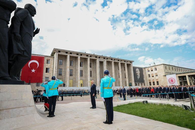 Kurtulmuş, TBMMdeki Atatürk Anıtına çelenk bıraktı