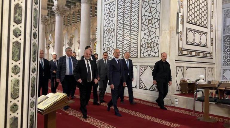 Ulaştırma ve Altyapı Bakanı Uraloğlu Emevi Camii’ni ziyaret etti