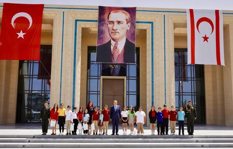KKTC Cumhurbaşkanı Tatar, makamını ilkokul öğrencisine devretti