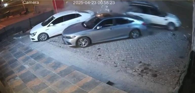 Otomobil, park halindeki 3 araca çarpıp devrildi: 2 ölü, 1 yaralı