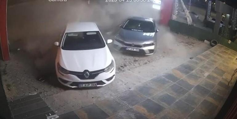 Otomobil, park halindeki 3 araca çarpıp devrildi: 2 ölü, 1 yaralı