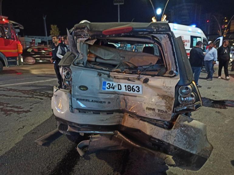 Otomobil, park halindeki 3 araca çarpıp devrildi: 2 ölü, 1 yaralı