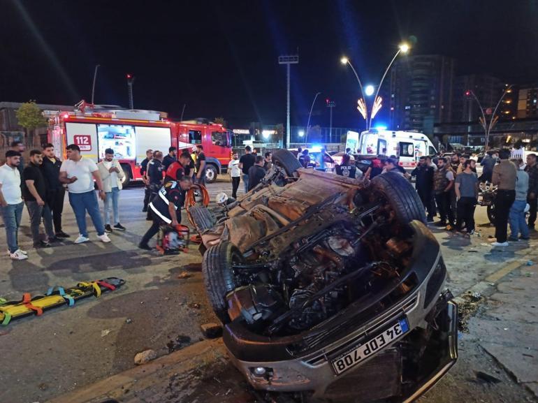 Otomobil, park halindeki 3 araca çarpıp devrildi: 2 ölü, 1 yaralı