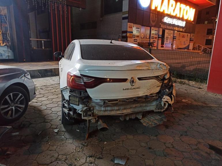 Otomobil, park halindeki 3 araca çarpıp devrildi: 2 ölü, 1 yaralı