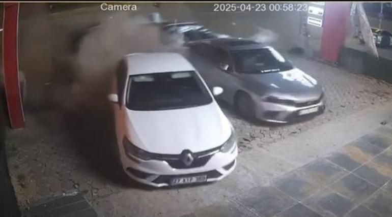 Otomobil, park halindeki 3 araca çarpıp devrildi: 2 ölü, 1 yaralı