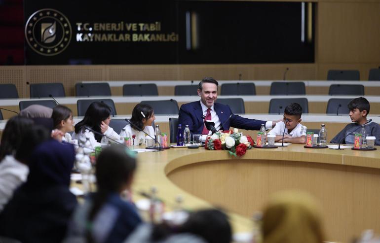 Bakan Bayraktar, 23 Nisanı Şırnaklı çocuklarla kutladı