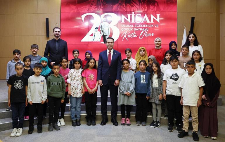 Bakan Bayraktar, 23 Nisanı Şırnaklı çocuklarla kutladı