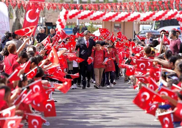 Bakan Tekin, koltuğunu 11 yaşındaki Kenan Ataya devretti