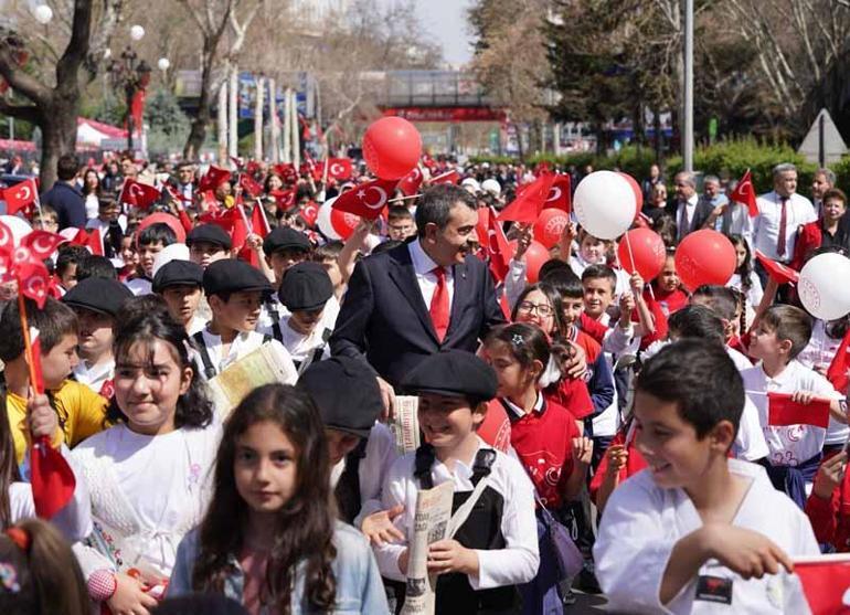 Bakan Tekin, koltuğunu 11 yaşındaki Kenan Ataya devretti