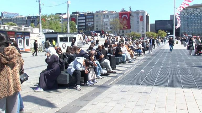 Taksim’de depremi hissedenler Gezi Parkı’na akın etti