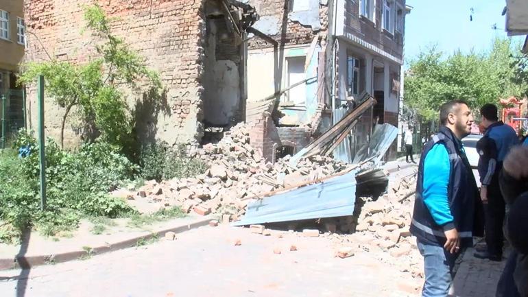 Fatihte 3 katlı metruk bina çöktü