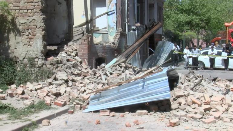 Fatihte 3 katlı metruk bina çöktü