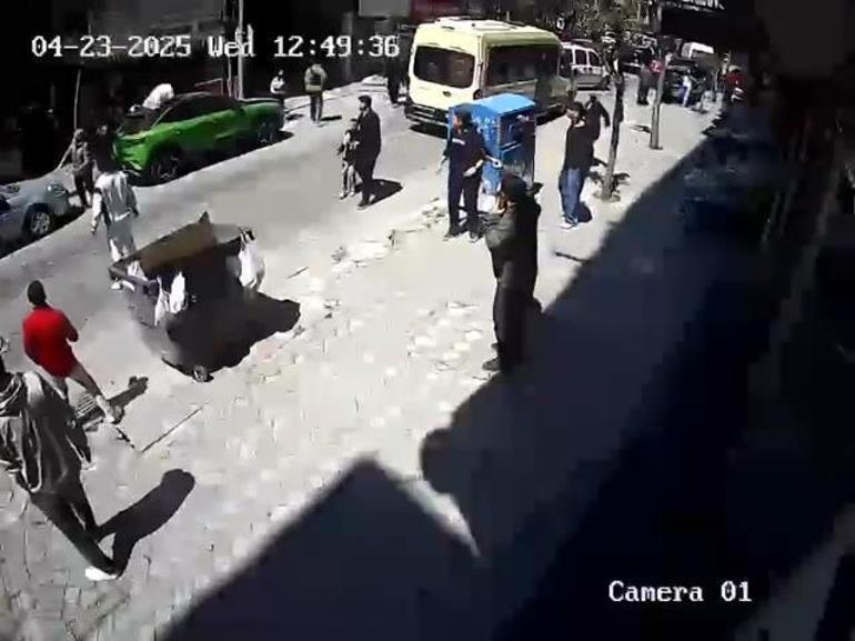 Zeytinburnunda deprem anında binanın 3üncü katından atladı