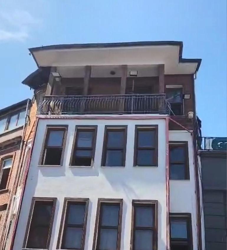 Beşiktaş Çarşıda 4 katlı binanın çatısından kopan parçalar caddeye düştü