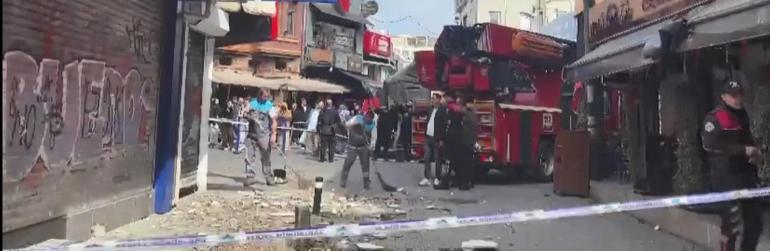 Beşiktaş Çarşıda 4 katlı binanın çatısından kopan parçalar caddeye düştü