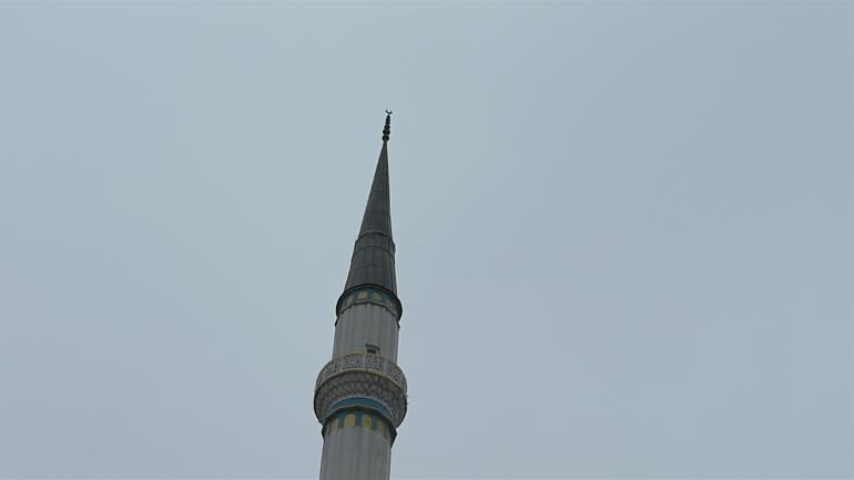 Arnavutköy’de depremin ardından minaresi hasar gören camii mühürlendi