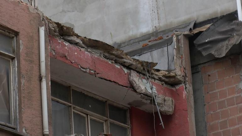 Esenler’de binanın çatısındaki beton parçalar yola düştü