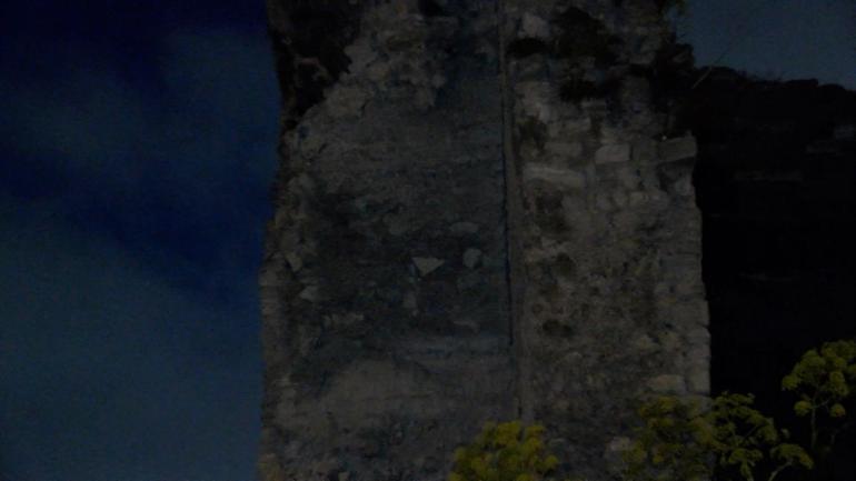 Deprem sonrasında tarihi Fatih Surları’ndan kopan parça yola düştü