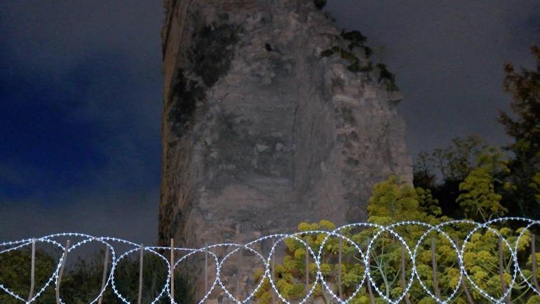 Deprem sonrasında tarihi Fatih Surları’ndan kopan parça yola düştü