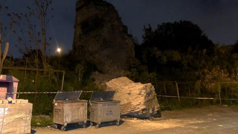 Deprem sonrasında tarihi Fatih Surları’ndan kopan parça yola düştü