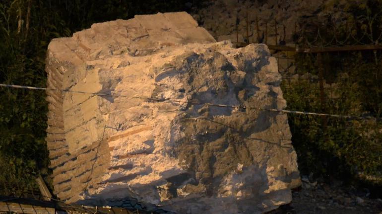 Deprem sonrasında tarihi Fatih Surları’ndan kopan parça yola düştü