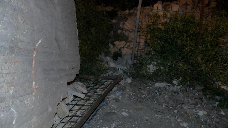 Deprem sonrasında tarihi Fatih Surları’ndan kopan parça yola düştü