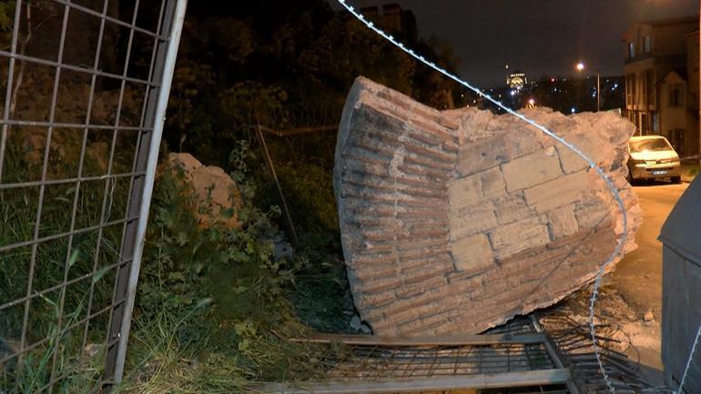 Deprem sonrasında tarihi Fatih Surları’ndan kopan parça yola düştü