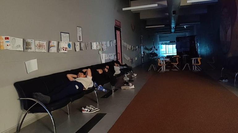 İstanbullular geceyi camiler, spor salonları ve parklarda geçirdi