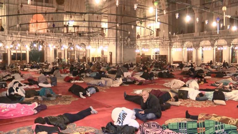 İstanbullular geceyi camiler, spor salonları ve parklarda geçirdi
