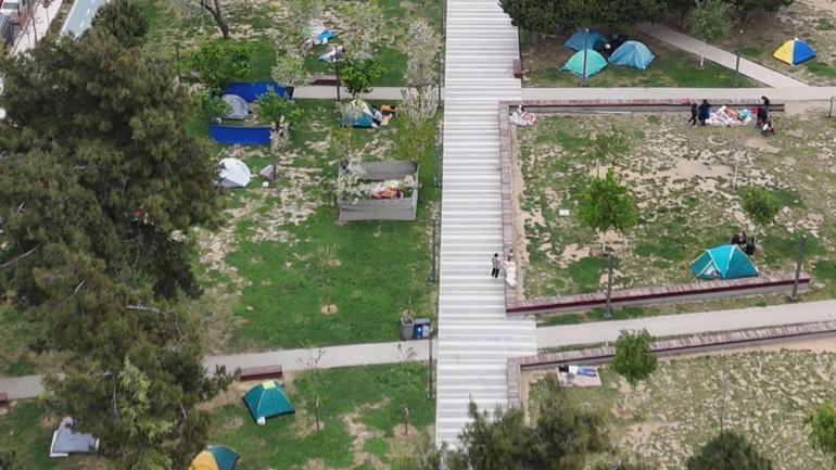 Depremin ardından vatandaşlar geceyi çadırlarda geçirdi